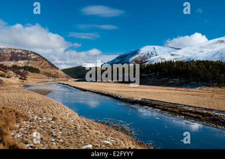 La rivière Findhorn, qui coule le long de la vallée de Findhorn à travers les montagnes couvertes de neige dans Moadhliath Inverness-shire, Scotland Banque D'Images