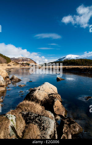 La rivière Findhorn, qui coule le long de la vallée de Findhorn à travers les montagnes couvertes de neige dans Moadhliath Inverness-shire, Scotland Banque D'Images