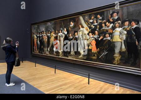 Le Rijksmuseum Amsterdam Pays-Bas visiteurs devant un tableau par Bartholomeus van der Heist intitulée Les officiers et les autres Banque D'Images