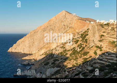 Grèce Îles Cyclades île de Folegandros Hora la capitale de l'île construit sur une falaise au-dessus de la mer et l'église Banque D'Images