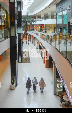 Maroc Casablanca Maroc mall shopping mall femmes voilées de retour dans un chemin Banque D'Images
