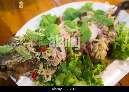 Tête de serpent épicé salade de poisson frit Banque D'Images