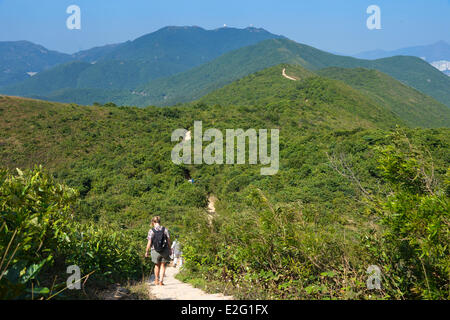 Chine Hong Kong Hong Kong Island Péninsule de Aguilar de la sentier de randonnée Retour du Dragon walker sur un chemin qui rappelle à l'arrière Banque D'Images