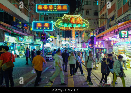 Chine Hong Kong Kowloon Canton Canton de Mongkok Ladies Market va et vient de nuit les promeneurs sur une artère commerciale avec Banque D'Images