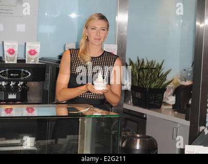 Londres, Royaume-Uni. 19 Juin, 2014. Maria Sharapova lance frappé Sour Mini, une nouvelle gamme topping sucré, qui est une collaboration entre Pinkberry et Sharapova's sweet company Sugarpova Selfridges. Credit : Ferdaus Shamim/ZUMA/ZUMAPRESS.com/Alamy fil Live News Banque D'Images