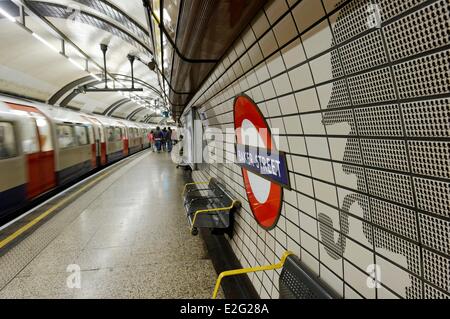 Royaume-uni Londres Marylebone minéral représentant Sherlock Holmes et le logo du tube à la station de métro Baker Street (le logo ½ Banque D'Images