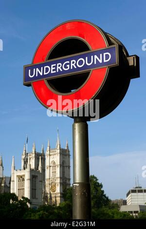 United Kingdom London Westminster signe de métro et de l'abbaye de Westminster en arrière-plan (le logo est un ╗ Undergound ½ Banque D'Images