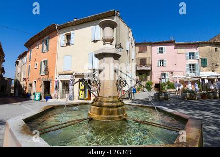 France Var Tourtour village dans le ciel étiqueté Les Plus Beaux Villages de France ( Les Plus Beaux Villages de France) Banque D'Images