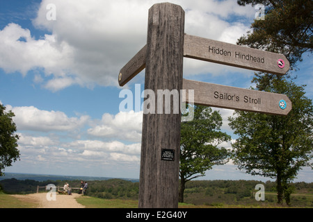 Panneau indiquant le sentier caché Hindhead, Devils Punchbowl, Hindhead, Surrey, Angleterre Banque D'Images