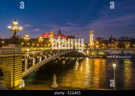 France Paris quais de Seine inscrite au Patrimoine Mondial de l'UNESCO Grand Palais et le pont Alexandre III inauguré en 1900 Banque D'Images