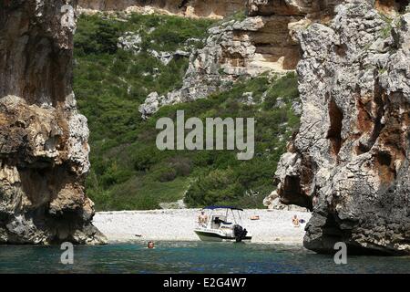 La Croatie Dalmatie Cote Dalmate Vis Island Cove Stiniva Banque D'Images