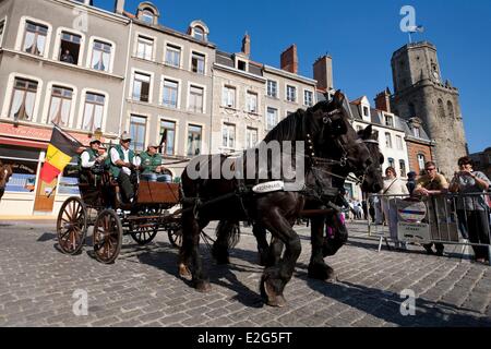 France Pas de Calais Boulogne sur Mer chevaux dans la course au poisson route reliant Boulogne-sur-mer à Paris Banque D'Images