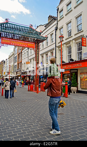 Vue sur Chinatown montrant gate, West End, City of Westminster, London, England, United Kingdom Banque D'Images