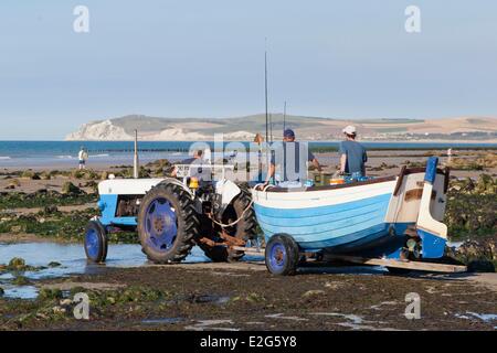 France Pas de Calais Audinghen Cap Gris Nez flobart tiré par un tracteur sur la plage et Cap Blanc Nez à l'arrière-plan Banque D'Images