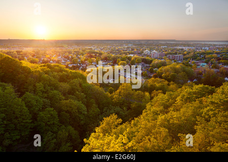 Une vue sur le sud de Hamilton à partir d'un affût près de Devil's Punchbowl au coucher du soleil. Hamilton, Ontario, Canada. Banque D'Images