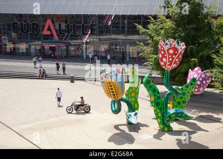 France Nord Lille Euralille Business district Esplanade François Mitterrand tulipes de Shangri La sculpture permanente par Yayoi Banque D'Images