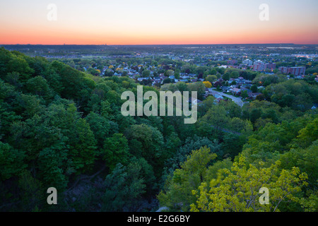 Une vue sur le sud de Hamilton à partir d'un affût près de Devil's Punchbowl au coucher du soleil. Hamilton, Ontario, Canada. Banque D'Images