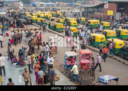 Inde New Delhi Paharganj district des pousse-pousse en face de la gare ferroviaire de New Delhi Banque D'Images