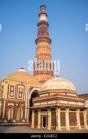 Inde Delhi Qutb Minar site répertorié au Patrimoine Mondial de l'UNESCO 13e siècle minaret 72m de haut 14m de diamètre sur la base et 2 50m Banque D'Images