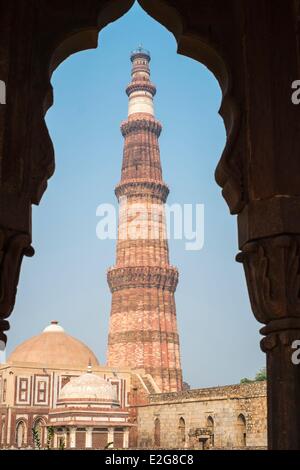 Inde Delhi Qutb Minar site répertorié au Patrimoine Mondial de l'UNESCO 13e siècle minaret 72m de haut 14m de diamètre sur la base et 2 50m Banque D'Images