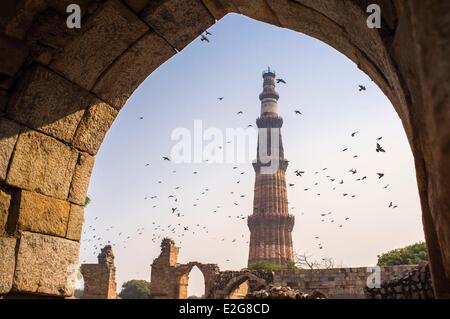 Inde Delhi Qutb Minar site répertorié au Patrimoine Mondial de l'UNESCO 13e siècle minaret 72m de haut 14m de diamètre sur la base et 2 50m Banque D'Images