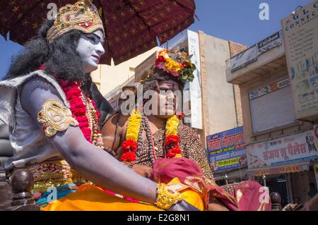 Inde Rajasthan Jodhpur le Marwar Festival rend hommage aux héros de l'État du Rajasthan Rajputs avec musique et danses Banque D'Images