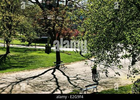 France Haute Garonne Toulouse dans le jardin Spécial Printemps Le Grand Rond vue horizontale d'une scène de la vie quotidienne dans un jardin Banque D'Images