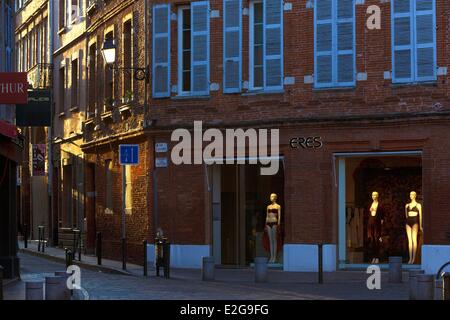 France Haute Garonne Toulouse vue horizontale d'un magasin de mode au pied d'un immeuble en briques dans une rue piétonne de Banque D'Images