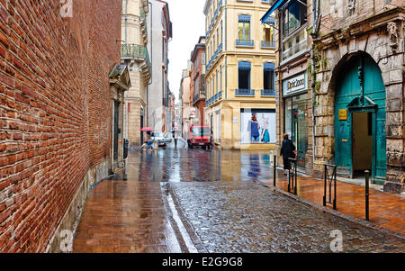 France Haute Garonne Toulouse Rue Antoine Mercie rue piétonne du centre-ville vue horizontale d'une rue pavée de la pluie Banque D'Images