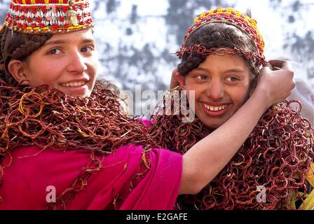 Vallées Kalash Khyber Pakhtunkhwa au Pakistan vallée peu Bumburet filles Kalash orné d'une multitude de colliers tresse Banque D'Images