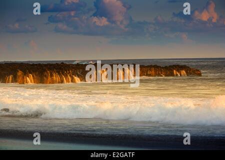 France Ile de la Réunion (département français d'outre-mer) Etang Sale les Bains seascape shores rocks au coucher du soleil Banque D'Images