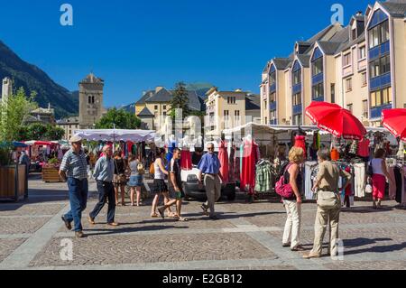 France Savoie Saint Jean de Maurienne marché du samedi sur la place de la cathédrale Banque D'Images