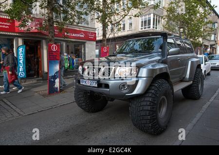 Le centre-ville de Reykjavik Islande 4 roues motrices voiture pour conduire sur les glaciers Banque D'Images