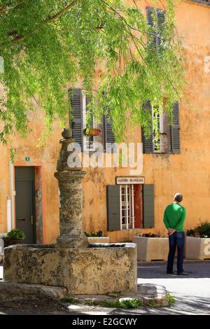 France Var Tourtour étiqueté Les Plus Beaux Villages de France (Les Plus Beaux Villages de France) Fontaine de la place de la Trinité Banque D'Images