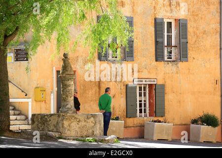 France Var Tourtour étiqueté Les Plus Beaux Villages de France (Les Plus Beaux Villages de France) Fontaine de la place de la Trinité Banque D'Images