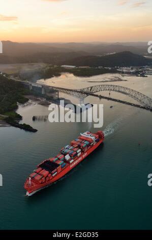 Panama City Panama Canal de Panama sur l'entrée côté océan Pacifique une cargaison conteneurs Panamax passage sous pont des Amériques (Puente de las Americas) (vue aérienne) Banque D'Images