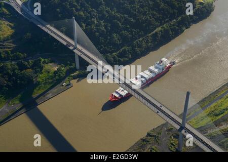 Panama Canal de Panama un conteneur de type Panamax et Centennal (pont Puente Centenario) enjambant Canal (vue aérienne) Banque D'Images