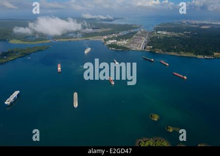 La province de Colon Panama Canal de Panama bateaux de marchandises sur le lac Gatun en attente de traverser la baie de Gatún Limon Limon (Bahia) sur le côté de l'Atlantique et de la ville de Colon en arrière-plan (vue aérienne) Banque D'Images