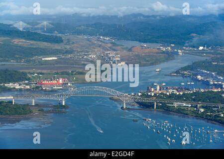 Panama Panama City Pont des Amériques (Puente de las Americas) sur l'accès du Canal de Panama Canal sur côté océan Pacifique écluses Miraflores en arrière-plan (vue aérienne) Banque D'Images