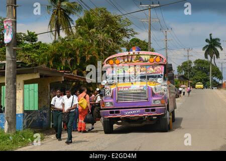 La province de Colon Panama bus appelé Diablo Rojo (diable rouge) couverts de peintures criardes Banque D'Images