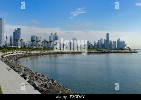 Panama Panama City waterfront et gratte-ciel vu Cinta Costera Avenida Balboa point virgule et Trump Tower en arrière-plan droit Banque D'Images