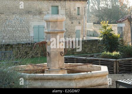 France Vendee Nieul sur l'Autise fontaine et jardin Banque D'Images