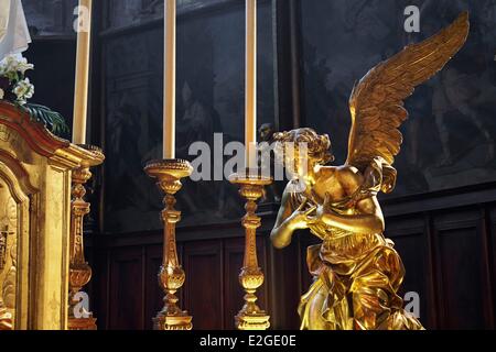 France Vaucluse CaRM-Eentras la Cathédrale St Siffrein Angel statue sur l'autel de l'adoration Banque D'Images