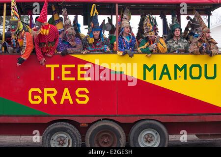 United States Louisiana Iota Courir de Mardi Gras est une tradition cajun qui a lieu chaque année au cours de Mardi-Gras dans cette région de langue française et en costumes colorés hommes cagoulés vont de maison en maison à pied ou à cheval à la mendicité pour l'argent ou des volailles vivantes e Banque D'Images