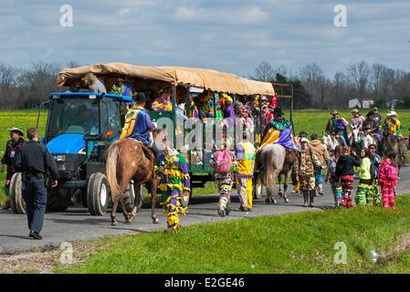 United States Louisiana Churchpoint Courir de Mardi Gras est une tradition cajun qui a lieu chaque année au cours de Mardi-Gras dans cette région de langue française et en costumes colorés hommes cagoulés vont de maison en maison à pied ou à cheval à la mendicité pour l'argent ou vivre pou Banque D'Images