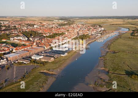 France Pas de Calais Etaples Canche et village (vue aérienne) Banque D'Images