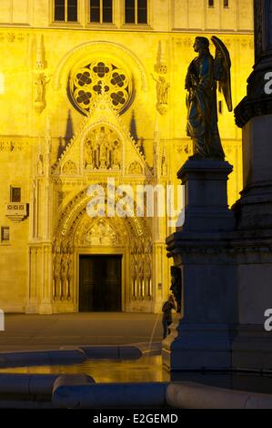 Croatie Zagreb Kaptol arrondissement place de la cathédrale et cathédrale de Assuption de Sainte Vierge Marie Banque D'Images