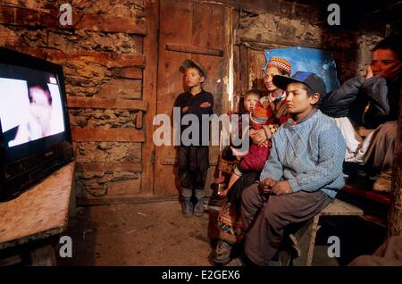 Le Pakistan Khyber Pakhtunkhwa vallées Kalash Kalash valley Bumburet religieusement les enfants regarder une vidéo sur un vieux plat Banque D'Images