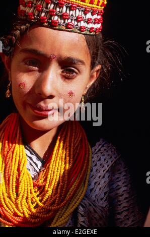Vallées Kalash Khyber Pakhtunkhwa au Pakistan Bumburet valley portrait jeune fille avec une Kalash regard tendre et pensive Banque D'Images