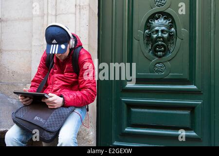 France Paris homme assis avec un ordinateur en face de la porte du musée d'art et d'Histoire du Suisse Banque D'Images